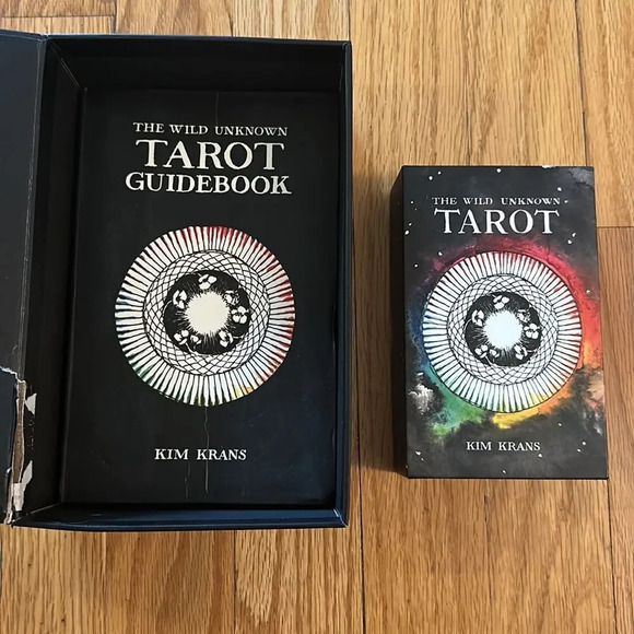 The Wild Unknown Tarot guidebook in box but box’s is damaged- set in good cond - Picture 3 of 5